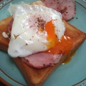 目玉焼きハムのせ食パン